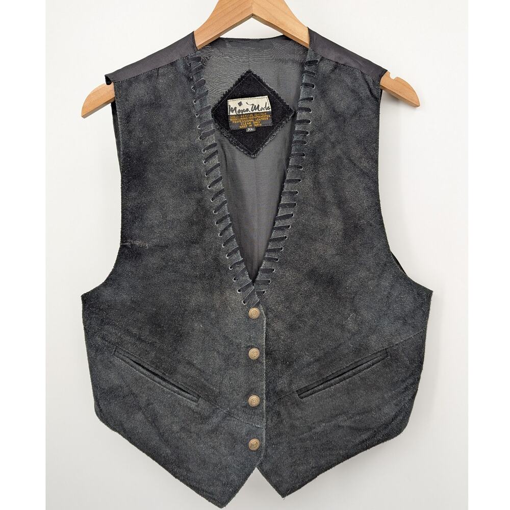 Black Blazer with Notched Lapels and Fitted Silhouette